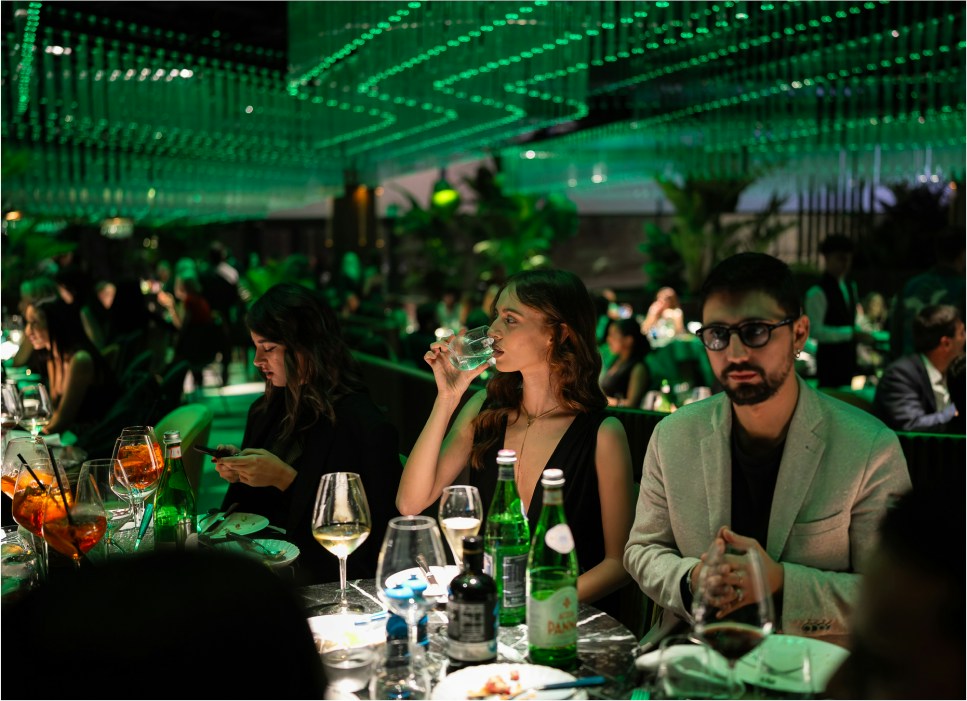 An evening around the table beneath Tuya’s green glass lights