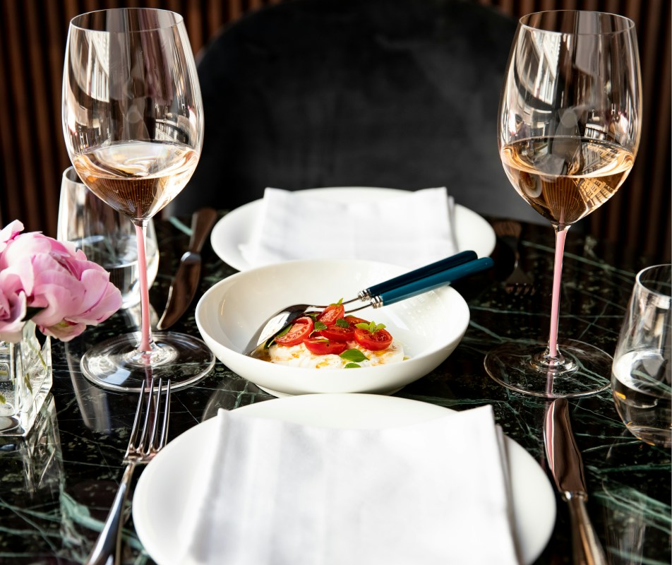 Wine and a sharing plate on a Tuya marble table